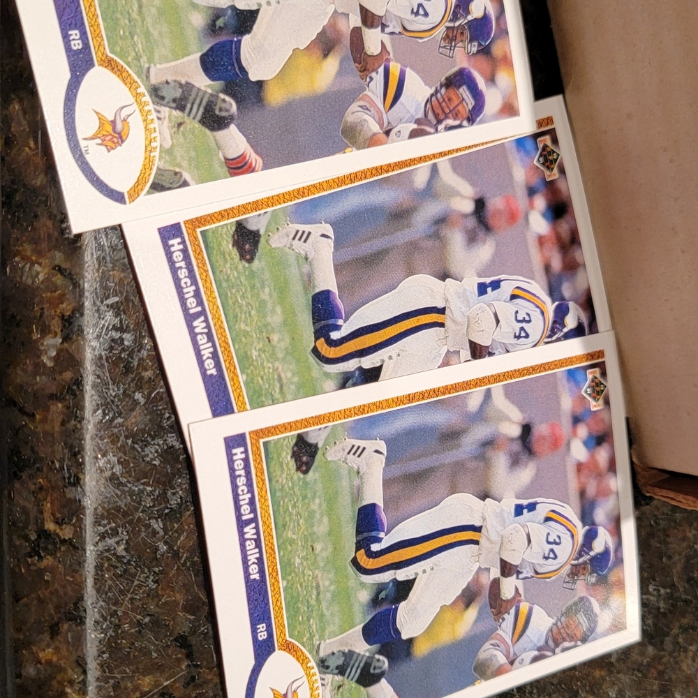 BASEBALL CARDS - Picture 8 of 16